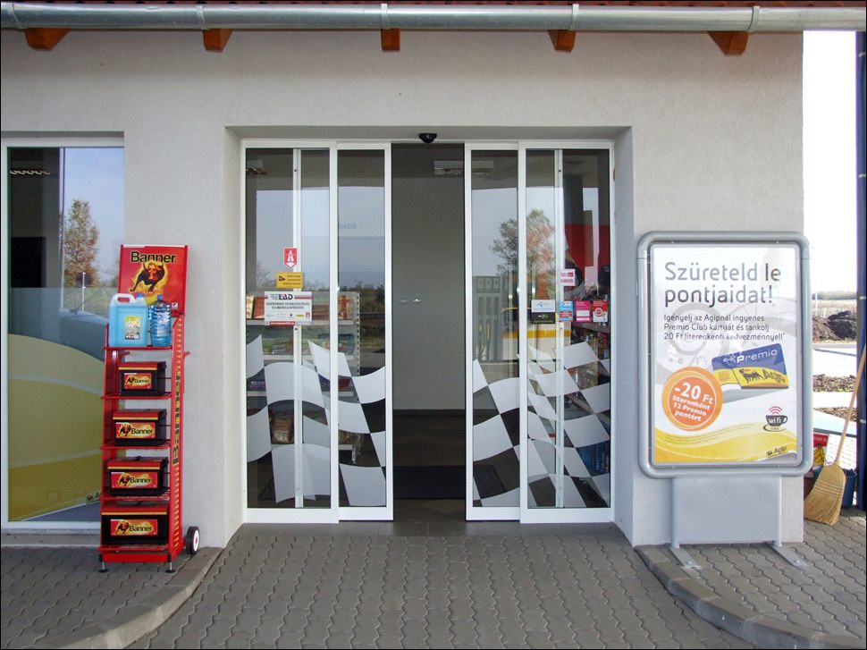 Toló automata ajtó dekorált üvegezéssel egy AGIP benzinkútnál, Dunaharaszti közelében